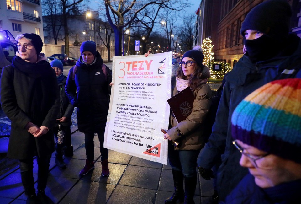 Protest w obronie edukacji w Warszawie przed kuratorium oświaty