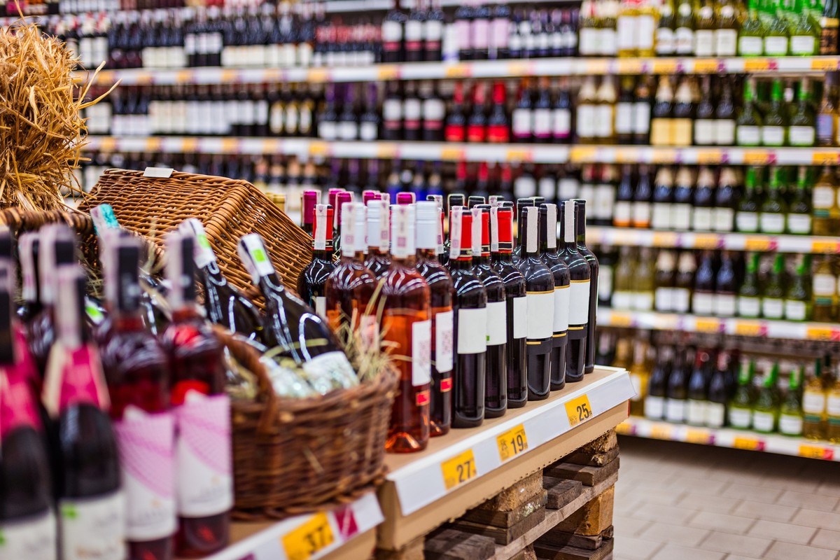 Coraz więcej miast wprowadza nocny zakaz sprzedaży alkoholu.