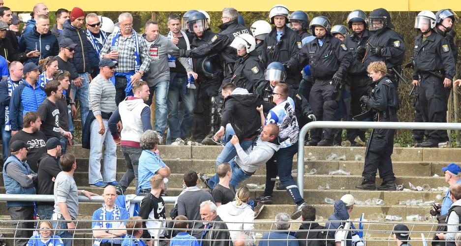 Kibice SV Darmstadt i Eintrachtu Frankfurt bili się z policją