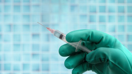 Európai Gyógyszerügynökség: bár hatékony az emlékeztető oltás, az omikron ellen új vakcina kell