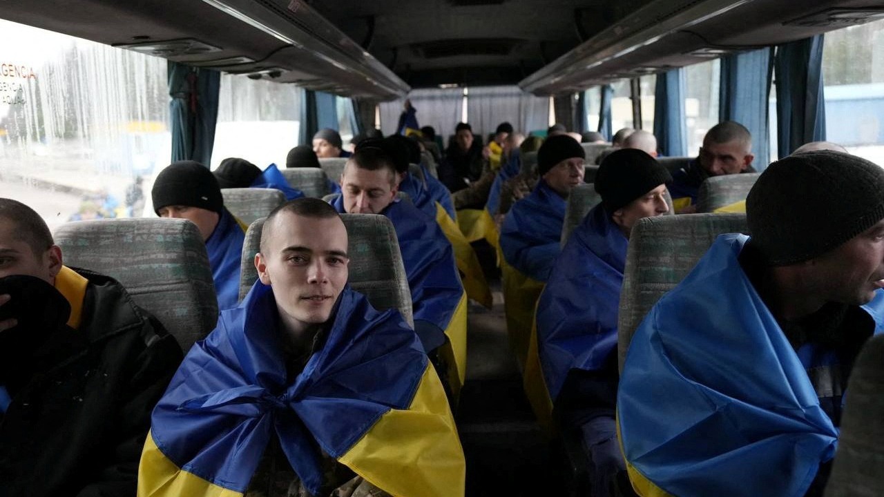 Ukrajinskí vojnoví zajatci po výmene na neznámom mieste na Ukrajine, Press service of Ministry of Internal Affairs of Ukraine/REUTERS