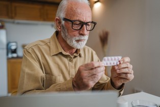 Darmowe leki dla seniorów w 2026 roku. Kto wystawi receptę z symbolem „S” uprawniającym do bezpłatnego wydania leku?