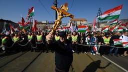 tysiące węgrów wyszło na ulice budapesztu. "nie staniemy się ukraińską kolonią"