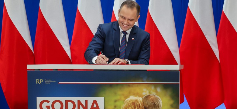 Godna emerytura: Czy emeryci dostaną więcej pieniędzy? Nowa ustawa od prezydenta Nawrockiego