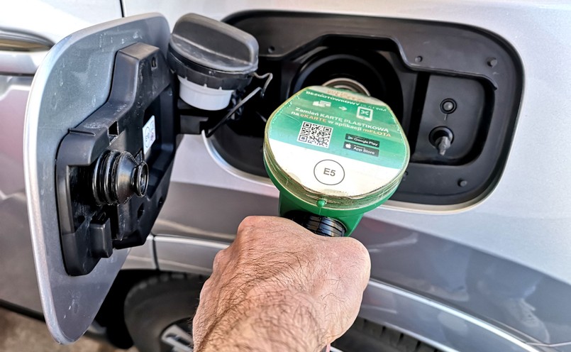 Refuel the car at the gas station