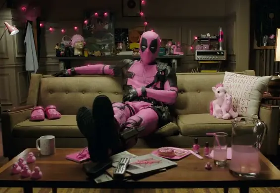 Deadpool w różowym kostiumie pokazuje środkowy palec nowotworom. Takie akcje szanujemy