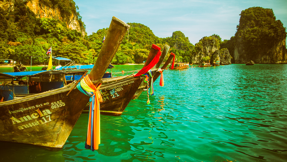 Prowincja Krabi w Tajlandii dla turystyki została odkryta stosunkowo niedawno i wciąż nie nie dorównuje popularnością takim miejscom jak Phuket czy Pattaya. Mniej sławna, ale równie piękna. Oferuje biały piasek na plaży i turkus wody morza Andamańskiego, doskonałą kuchnię i liczne atrakcje. Od teraz do Krabi można dostać się jeszcze łatwiej, ponieważ szóstego grudnia ubiegłego roku, linie lotnicze Qatar Airways uruchomiły bezpośrednie połączenie lotnicze na trasie Doha-Krabi. Zatem, co warto zobaczyć na miejscu? Odpowiedź znajdziecie w poniższym tekście.