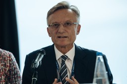 Prawda: Późnym latem wstęp do normalności [WYWIAD]