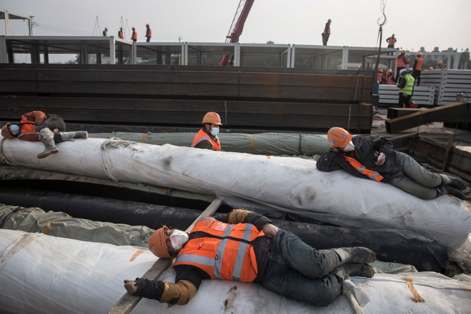 Pracownicy odpoczywają podczas budowy szpitali w Wuhan