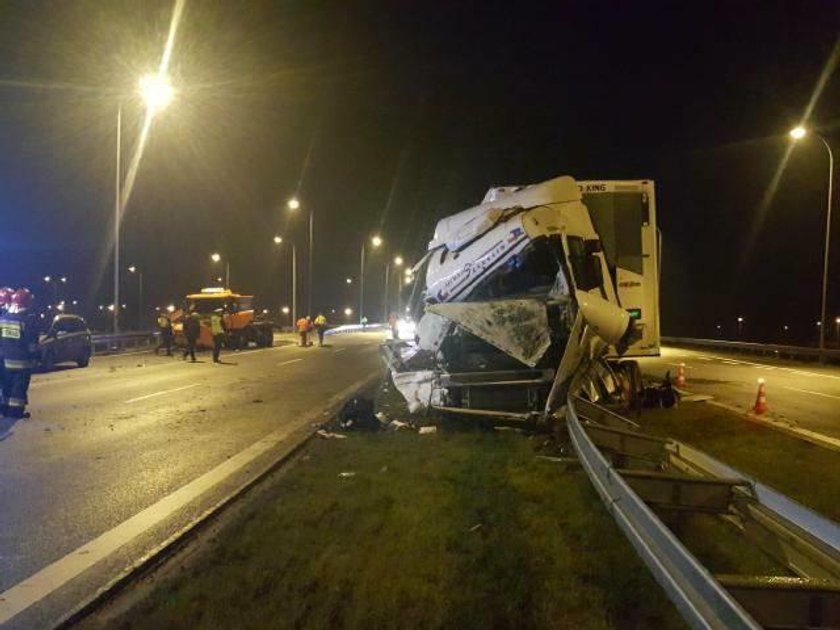 Groźny wypadek pod Gorzowem. Tir uderzył w pługopiaskarkę