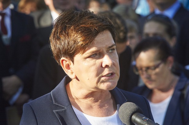 Premier Beata Szydło podczas uroczystości pogrzebowych na cmentarzu.