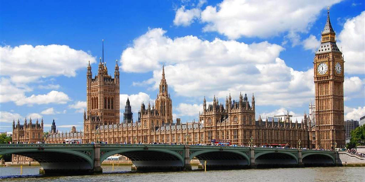 Big Ben się chwieje, a parlament tonie!