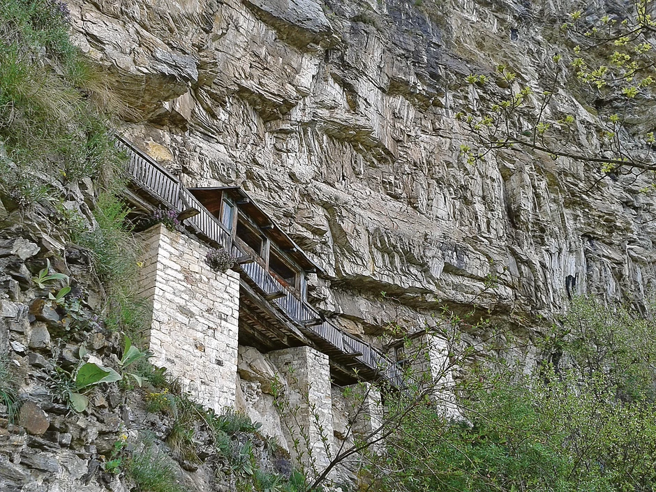 Između neba i zemlje: Do gornje isposnice vodi samo uska staza i tesan mostić