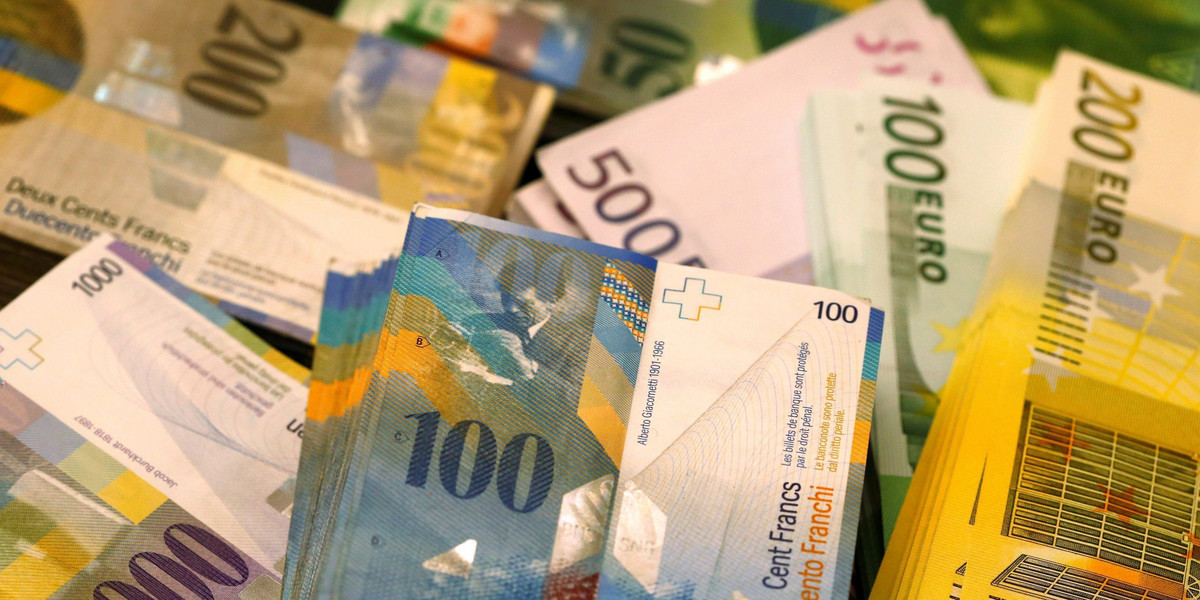 Pocięte banknoty euro znaleziono w toalecie