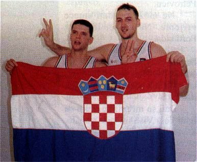 Dražen Petrović i Dino Radja z flagą Chorwacji