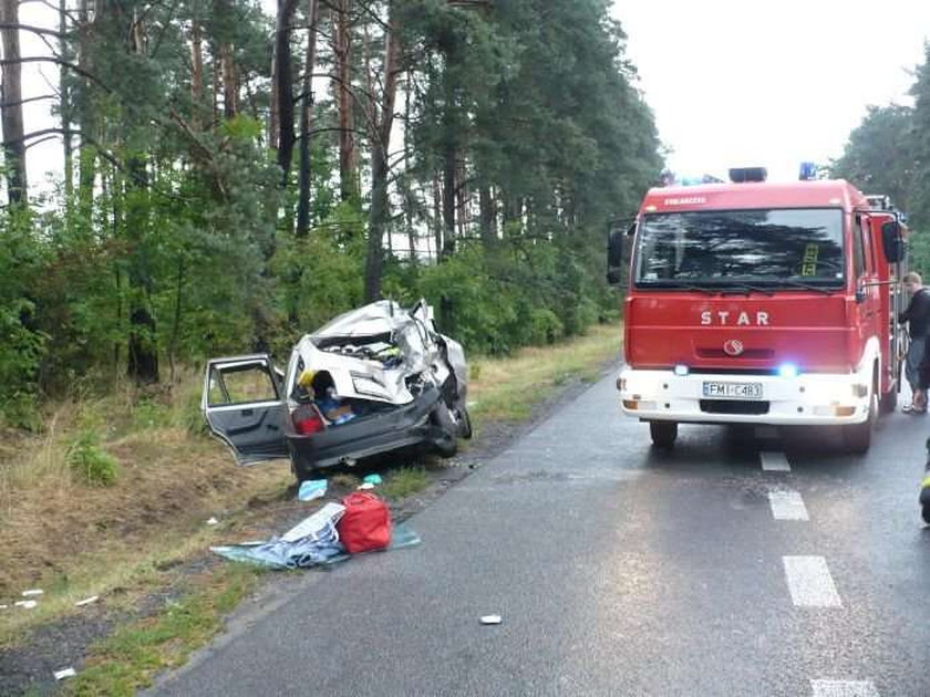 Fiat był tak zmiażdżony, że strażacy musieli rozcinać karoserię