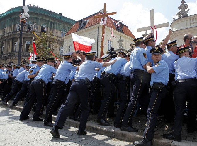 Starcia policji z tzw. 'obrońcami krzyża' przed Pałacem Prezydenckim w Warszawie