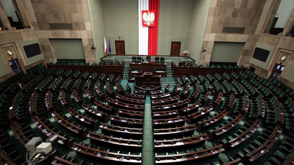 Powstanie nowa komisja śledcza. Wszystkie kluby opowiedziały się nad sprawozdaniem komisji za uchwałą o powołaniu komisji śledczej ds. wyłudzeń VAT, choć klub PiS chce ograniczyć czas, który komisja będzie badać do lat 2007-15, a kluby opozycyjne proponują ten okres wydłużyć.