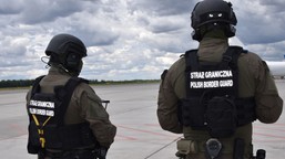 "specjalsi" ze straży granicznej wyprowadzili pasażera z samolotu. "w trakcie lotu palił papierosy