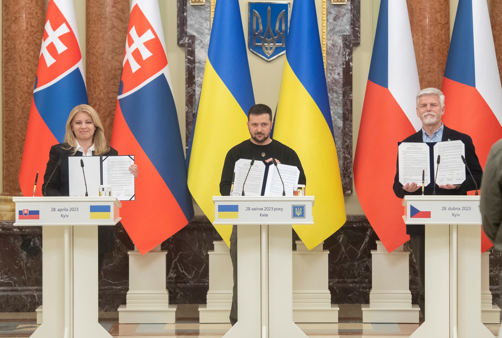 Prezidentka SR Zuzana Čaputová, prezident Ukrajiny Volodymir Zelenskyj a prezident ČR Petr Pavel.