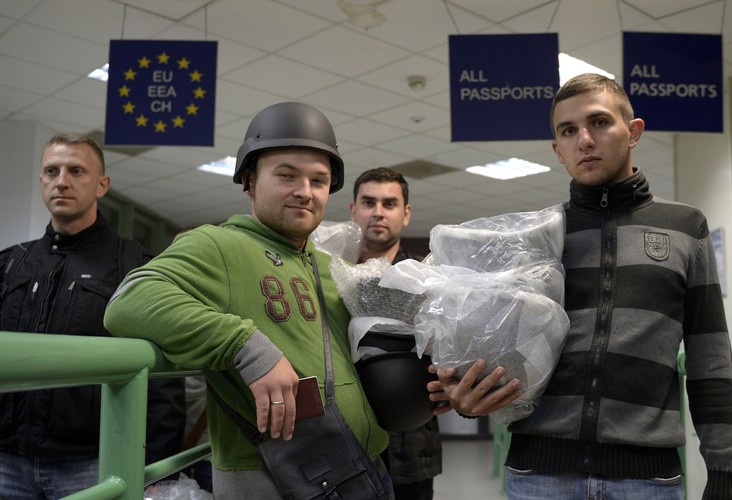 10 lat więzienia, tyle groziło osobie, która złamała przepisy ustawy. <br>Na zdjęciu: Wolontariusze z Ukrainy z hełmami dla ukraińskich żołnierzy, podczas odprawy na polsko-ukraińskim przejściu granicznym w Medyce.
<br><br>(mgo) PAP/Darek Delmanowicz