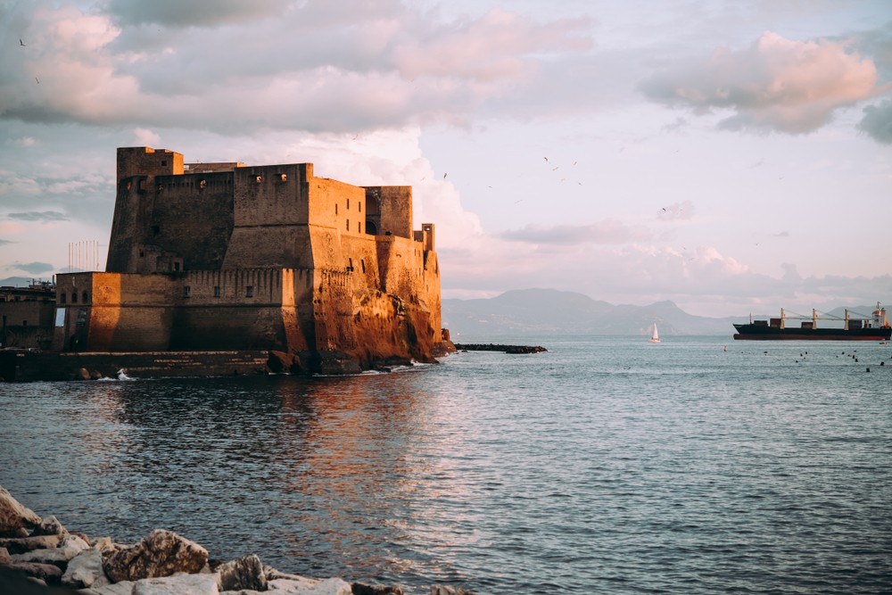 Najznámejším hradom v Neapole je Castel dell'Ovo.