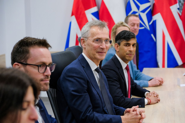 Warszawa, 23.04.2024. Sekretarz generalny NATO Jens Stoltenberg (3L) oraz premier Wielkiej Brytanii i Irlandii Północnej Rishi Sunak (2P) podczas spotkania z premierem RP Donaldem Tuskiem w Warszawskiej Brygadzie Pancernej im. gen. Tadeusza Kościuszki w Wesołej w Warszawie, 23 bm. (jm) PAP/Mateusz Marek