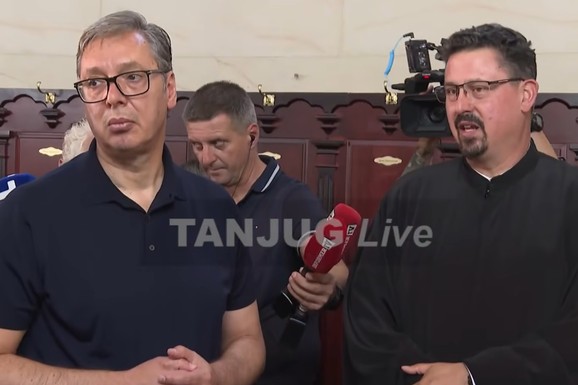 VUČIĆ U BELEGIŠU Predsednik Srbije u Crkvi Svetog Nikole, razgovara sa meštanima