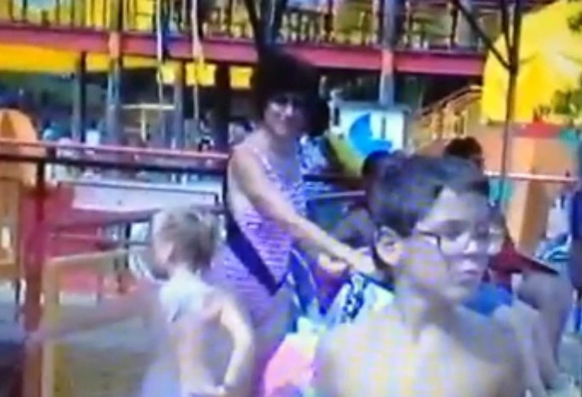 Trinaestogodišnji Rajan ispred majke i sestre svoje buduće žene