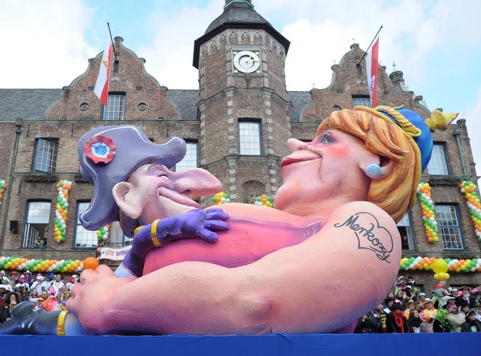 Angela Merkel i Nicolas Sarkozy na paradzie w Dusseldorfie