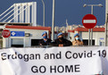 Protest południowych Cypryjczyków na przejściu Deryneia przeciwko wizycie prezydenta Turcji na Cyprze Północnym