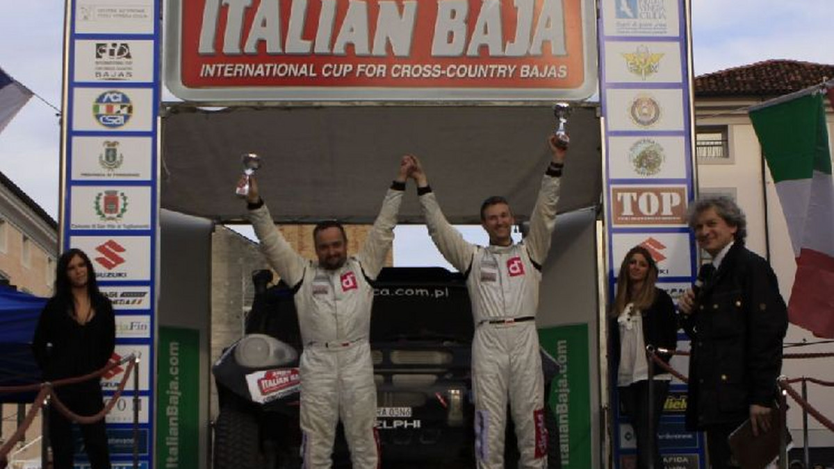 Załoga Patryk Łoszewski - Rafał Marton (Orca BMW) zajęła pierwsze miejsce w klasie diesel rajdu Italian Baja i 11. pozycję w klasyfikacji generalnej. Rajd wygrał bezapelacyjnie Boris Gadasin, który oddał Van Deijne'owi tylko prolog i pierwszy z niedzielnych odcinków specjalnych.