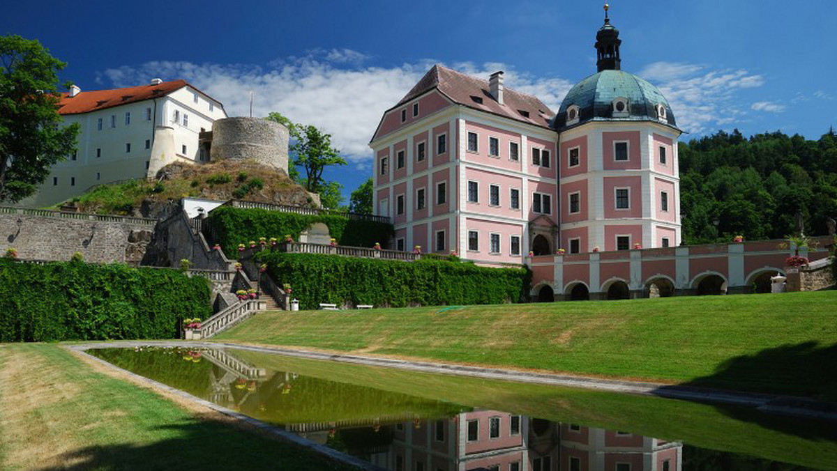 Przepis na wzięcie szturmem warownego czeskiego zamku jest prosty: z pewnością potrzebne będą strzelby, pistolety skałkowe, drabinka sznurowa, lasso, strzały - i kilka rowerów.