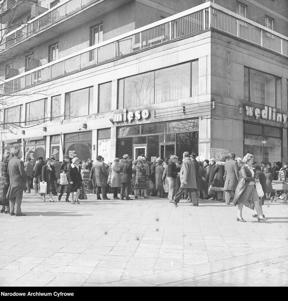 Kolejki do sklepów w Warszawie (1981 rok) - Narodowe Archiwum Cyfrowe