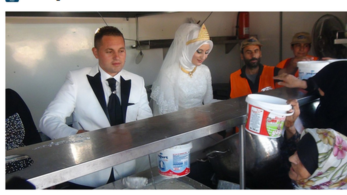 O tej parze mówią media na całym świecie. Fethullah Üzümcüoğlu i Esra Polat postanowili zrezygnować z tradycyjnego tureckiego wesela i zaangażowali się w pomoc uchodźcom z Syrii.