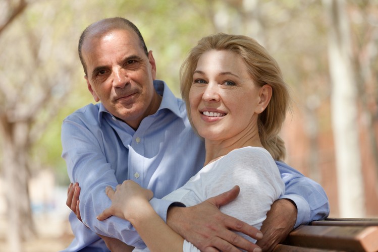 Czego młode kobiety szukają u starszych kochanków?