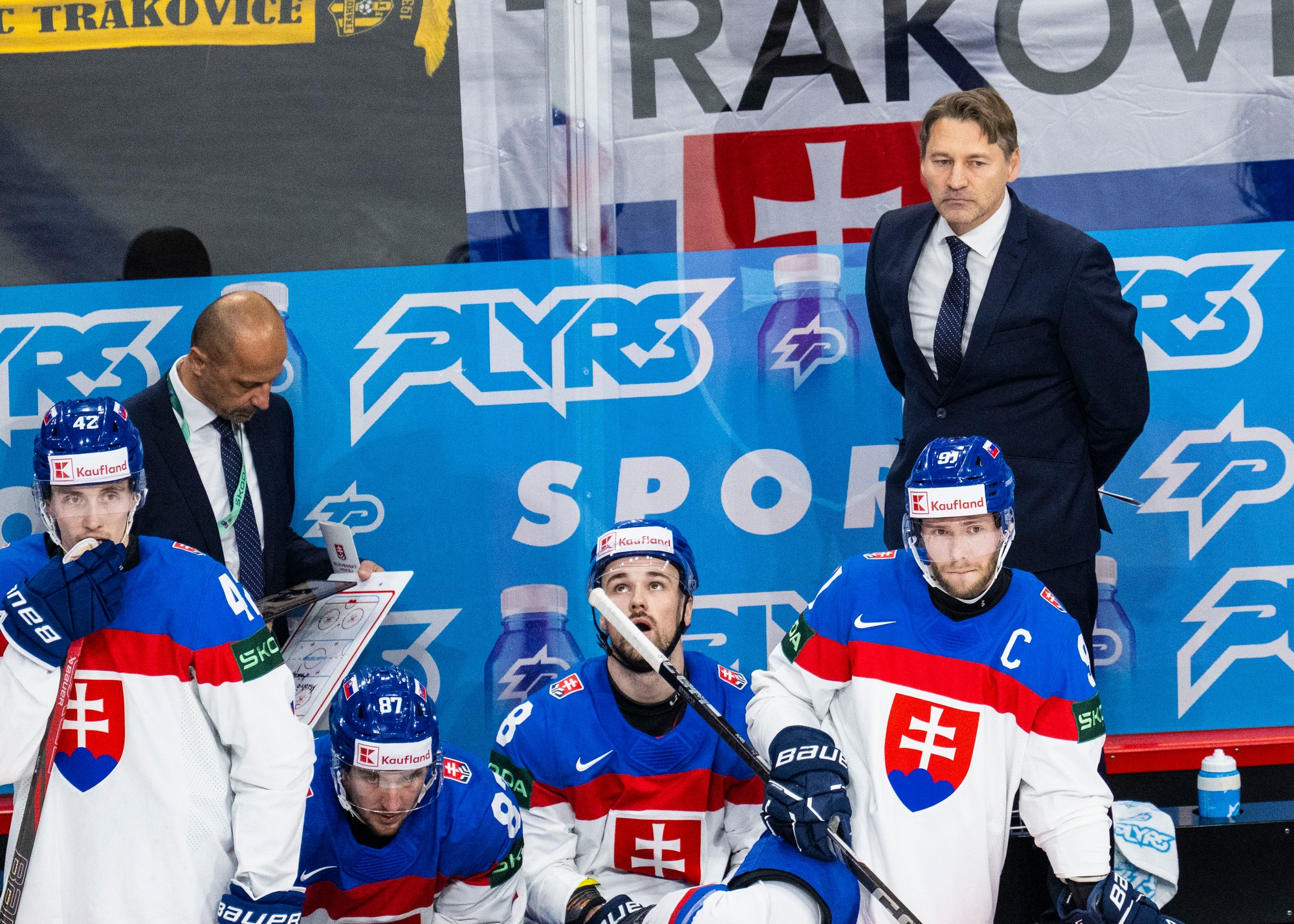 Vpravo tréner slovenskej hokejovej reprezentácie Vladimír Országh a vľavo asistent trénera Ján Pardavý spolu s hráčmi. 