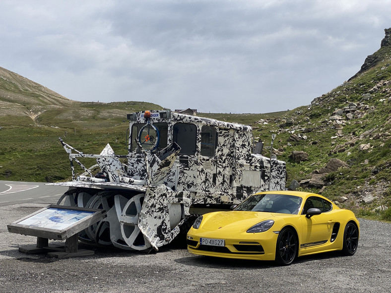 Porsche 718 Cayman T (982c) – podróż w Alpy