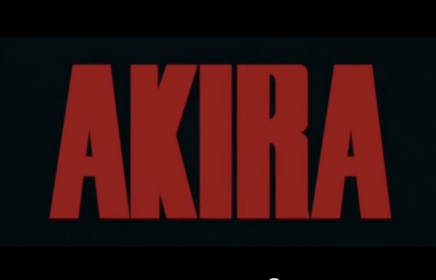 „Akira” to jeden z kamieni milowych w japońskiej mandze i anime. Cyberpunkowa opowieść o New Tokyo, ukazująca się w latach 1982-1990, z miejsca stała się klasykiem. Anime, które trafiło do kin sześć lat po ukazaniu się pierwszego zeszytu mangi, powtórzyło ten sukces z nawiązką. Nic dziwnego, że od lat mówi się o jej fabularnej ekranizacji. Od lat jednak nic z tych zapowiedzi nie wychodzi. Grupa fanów skrzyknęła się wiec jakiś czas temu w sieci i przeprowadziła zbiórkę w celu nakręcenia choć fragmentu filmu z żywymi aktorami. Dwa lata temu wystartowała ich kampania w serwisie IndieGoGo. Pełnej kwoty nie udało im się zebrać – wpłacono tylko 3,5 tys. dolarów, ale krótki, całkiem sprawny zwiastun filmowy powstał.