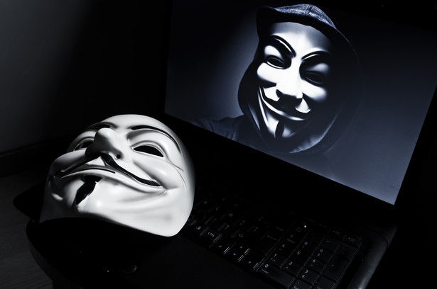 Hakerska grupa Anonymous wypowiada wojnę ISIS. "Oczekujcie potężnych cyberataków". WIDEO