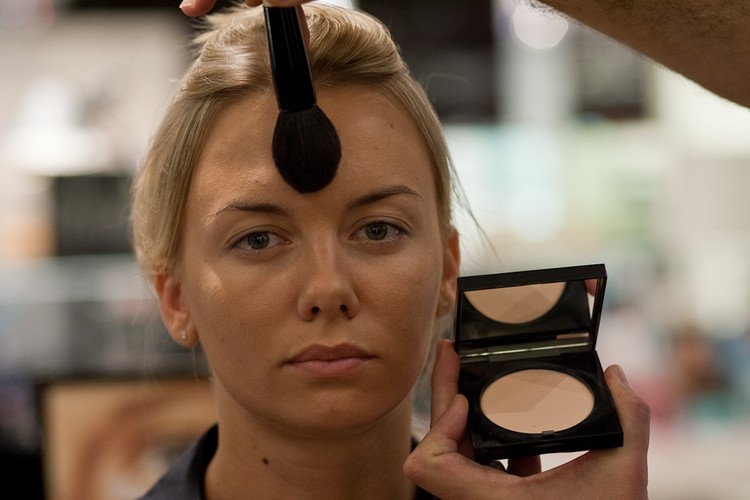 Odrobina pudru przyda się wtedy, gdy skóra nadmiernie lśni, ale Eduardo uważa, że większość Polek ma suchą cerę i absolutnie nie potrzebuje tego kosmetyku.