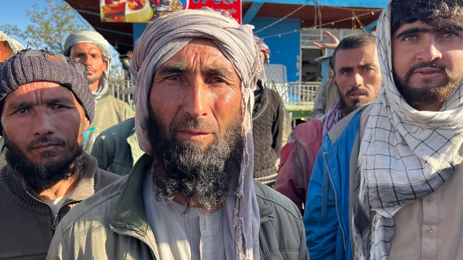 U prethodnih šest nedelja, 45-godišnji Džuma Kan (u sredini) uspeo je samo tri dana da pronađe posao | Foto: Imogen Anderson/BBC