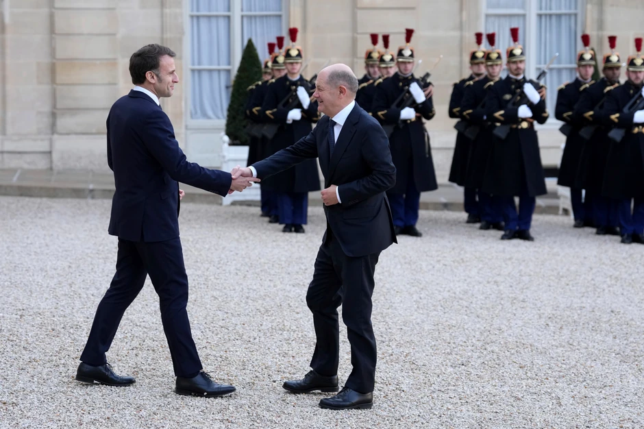 Emanuel Makron i Olaf Šolc uoči hitnog sastanka u Parizu