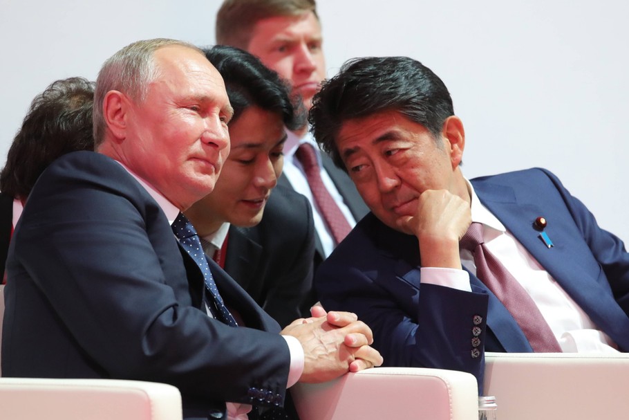 Władimir Putin i Shinzō Abe podczas międzynarodowego turnieju judo towarzyszącemu Wschodniemu Forum Ekonomicznemu we Władywostoku, 5 września 2019