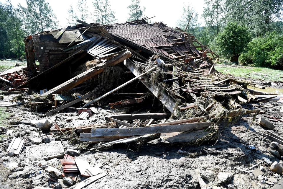 Zniszczenia po powodzi w miejscowości Hadle Szlarskie