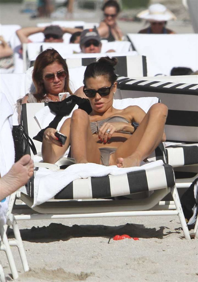 Claudia Galanti na plaży