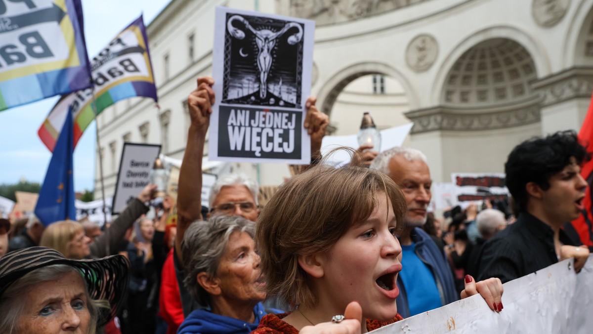 Uczestnicy protestu Strajku Kobiet pod hasłem „Ani Jednej Więcej. Przestańcie nas zabijać,