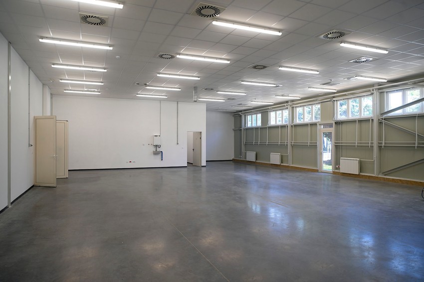 Zgrada Vojne štamparije u okviru kasarne „Žarkovo“ je prizeman objekat, izgrađen na površini od približno 2.000 kvadrata, a podeljen je u dve funkcionalne celine – upravnu i proizvodnu.