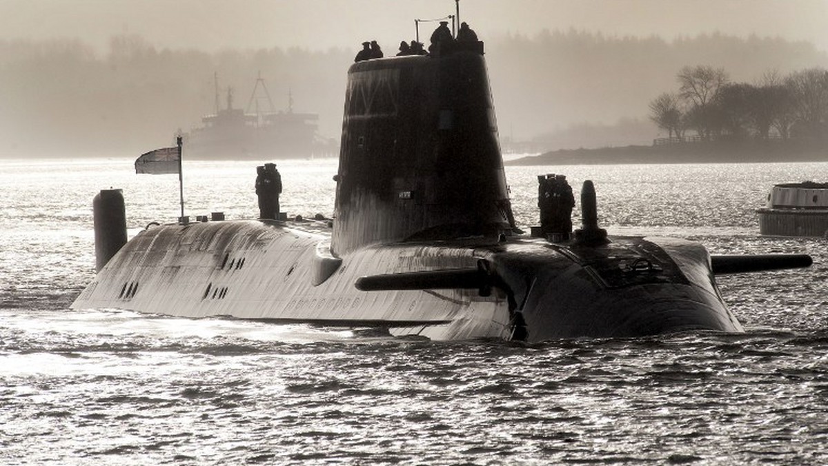 Brytyjskie władze wojskowe zaniepokojone pijaństwem załogi okrętu podwodnego Royal Navy — HMS Astute — wszczęły śledztwo — poinformował "The Huffington Post". To nie pierwsza sprawa dotycząca tej najwyraźniej pechowej jednostki. Wcześniej "The Guardian" nazwał go "powolnym, nieszczelnym i zardzewiałym".