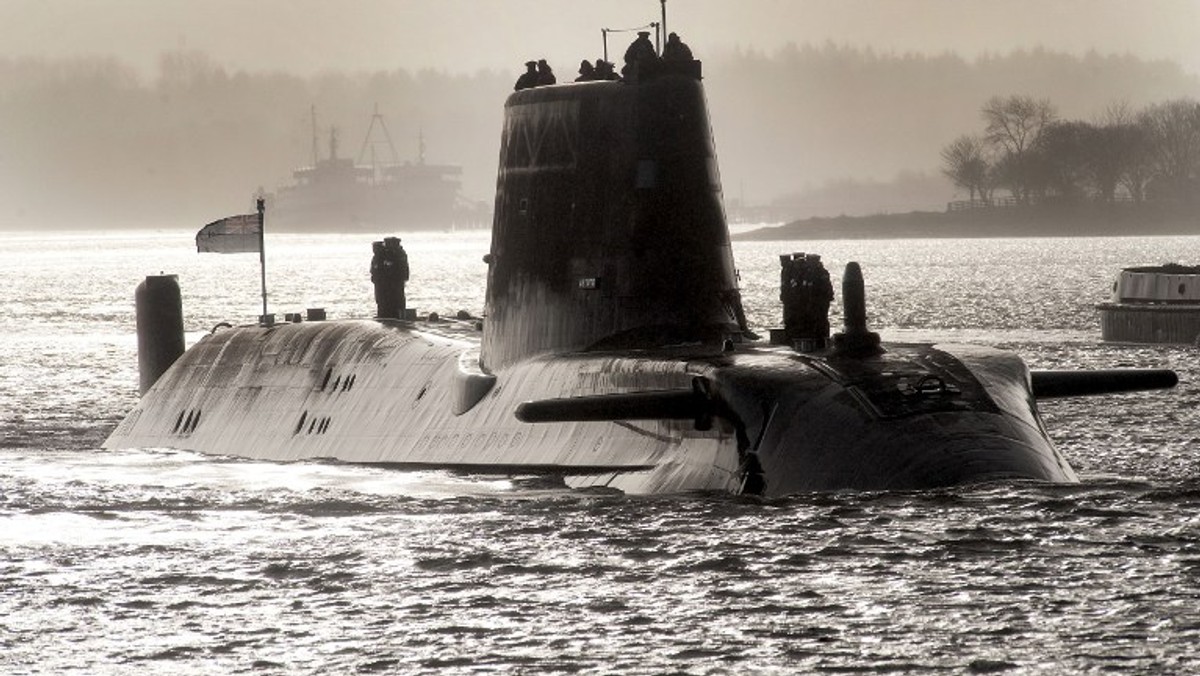 Brytyjskie władze wojskowe zaniepokojone pijaństwem załogi okrętu podwodnego Royal Navy — HMS Astute — wszczęły śledztwo — poinformował "The Huffington Post". To nie pierwsza sprawa dotycząca tej najwyraźniej pechowej jednostki. Wcześniej "The Guardian" nazwał go "powolnym, nieszczelnym i zardzewiałym".